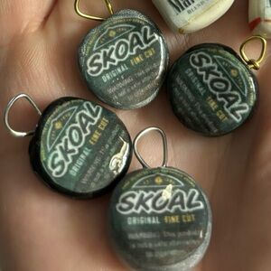 Fine cut skoal tobacco charm
